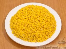 Салат Подсолнух: На яйца выложить кукурузу.   По кругу воткнуть чипсы.