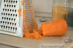 Морковные сладкие шарики: Натираем морковь на мелкой терке. Запариваем изюм.