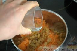 Морковные сладкие шарики: Доливаем 100 г воды, закрываем крышкой - минут на 15 тушиться.