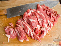 Долма: Тем временем приступил к приготовлению фарша.  Мясо нарезал на полоски острым ножом, перед этим мясо держал в холодильнике для удобства нарезки. Полоски нарезал поперек на довольно мелкие кусочки.