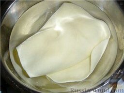 Ачма: Сыр смешать с маслом и сметаной.  Сочень опустить на 2 минуты в кипяток, потом - в холодную воду.