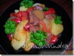 Азу: Азу обязательно гарнируем жареным картофелем и посыпаем рубленой зеленью.  Источник: http://www.blog-pirog.ru