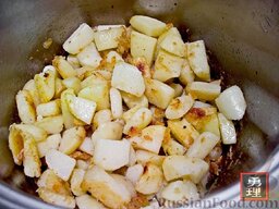Азу: Нарежьте кубиками картошку и тоже обжарьте (масло топлёное!) до золотистой корочки, но вытащите её готовой только наполовину (т.е. с сырцой внутри).