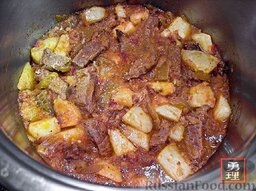 Азу: Настало время добавить в мясо картошку, огурцы и всё перемешать.   Поставьте азу на тихий огонь и держите до полной готовности картошки. Но можно и дольше - я держал около часа.