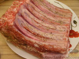 Свинина, запеченная с картофелем: Как приготовить свинину, запеченную в духовке:    Мясо хорошо промыть, обсушить. Можно сделать в мясе надрезы, чтобы мясо лучше просолилось. Посолить, поперчить, натереть измельченным розмарином и лавровым листом (по желанию) и поставить в холодное место на несколько (1-2) часов.