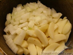Свинина, запеченная с картофелем: Картофель очистить, нарезать ломтиками, перемешать с мелко нарезанным луком.