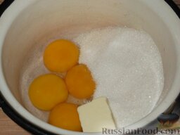 Бабка творожная с изюмом: Желтки растереть с сахаром, маслом (25 г) и ванилином.