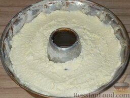 Бабка творожная с изюмом: Эту массу выложить в посуду, смазанную жиром и посыпанную сухарями (манкой).