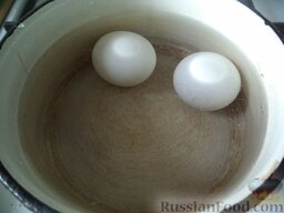 Бутерброд «Камчатка»: Яйца отварите. Для этого выложите их в кастрюльку, залейте холодной водой, поставьте на огонь, доведите до кипения. Варите на среднем огне 10 минут. Слейте кипяток, залейте яйца холодной водой.