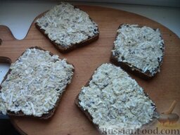 Бутерброд «Камчатка»: На кусочек хлеба нанесите небольшой слой массы.