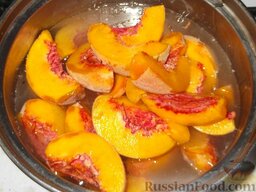 Варенье из персиков: Подготовленные плоды заливают горячим сиропом и выдерживают 5—6 часов.