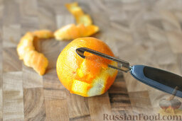 Глинтвейн: Срезаем цедру с апельсина при помощи овощного ножа.