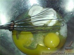 Галушки: Сначала нужно поставить варить курицу. В кастрюлю с водой, положить половинку тушки цыпленка, довести до кипения, снять пенку, посолить, положить парочку лавровых листиков, убавить огонь и накрыть крышкой. Варить примерно час (зависит от курицы).  Замесить тесто для галушек. В миску выбить два яйца, добавить сметану, соль, взбить венчиком.