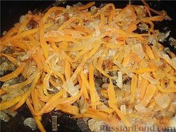 Галушки: Пока расстаивается тесто для галушек и варится бульон, приготовим зажарочку. Морковку и лук почистить, нарезать. Морковь - соломкой, лук - мелким кубиком. В сковороде разогреть масло, обжарить сначала лук до золотистого цвета, затем туда же добавить морковь, чуть подсолить и, помешивая, обжаривать до готовности моркови.