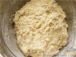 Баурсаки: Замесить тесто для баурсаков: в простокваше распустить сахар и дрожжи, добавить муку, соль и вымесить тесто в шар.