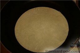 Люля-кебаб в лаваше (по алма-атински): Сковороду разогреть и выпекать лавашик на сухой сковороде, без масла, по 1 минутке (даже чуть меньше) с каждой стороны, на среднем огне.