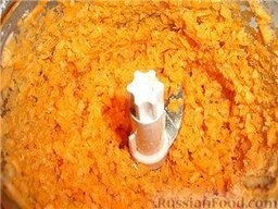 Солянка мясная (с почками): Морковку натереть на терке или изрубить в измельчителе. Добавить в лук и обжаривать, помешивая, до мягкости моркови.