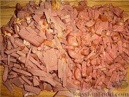 Солянка мясная (с почками): Мясо (у меня - подкопченные сосиски, окорок говяжий, варено-копченый, ветчина говяжья) нарезать тонкой соломкой.