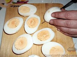 Мясные зразы «Бычий глаз»: Пока занимались фаршем, яйца уже сварились. Зальем их холодной водой, чтобы остыли.  Чистим от скорлупы и каждое яйцо разрезаем пополам повдоль.