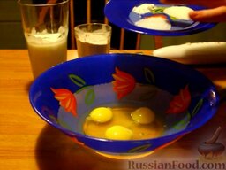 Оладьи домашние на кефире: Взбиваем яйца с сахаром и солью.