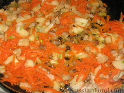 Капустняк домашний: На сковороде обжарим подчеревину и добавим к ней лук с морковью. Обжарим, помешивая, 5 минут.