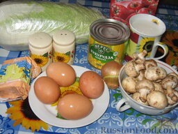Голубцы из пекинской капусты с грибами: Предварительно отвариваем яйца, моем грибы, чистим лук.