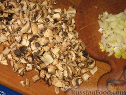 Голубцы из пекинской капусты с грибами: Готовим начинку для голубцов. Грибы и лук мелко режем.