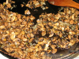 Голубцы из пекинской капусты с грибами: Обжариваем грибы с луком на сливочном масле. Солим и перчим.