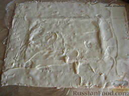 Роллы из лаваша с форелью: Сыр намажьте на лаваш, равномерно, удобно это делать с помощью силиконовой лопатки.