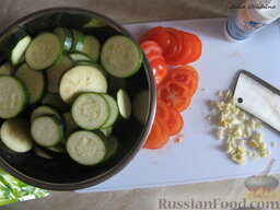 Рататуй: Перемешать овощи с солью и порубленным чесноком.