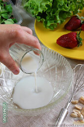 Салат с клубникой: Сначала делаем соус: в молоко добавляю сахар, мак, уксус.