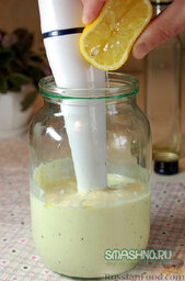 Два способа приготовления домашнего майонеза: В конце – лимонный сок или уксус.
