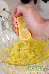 Два способа приготовления домашнего майонеза: Теперь добавляю в нее лимонный сок (уксус), перемешиваю.
