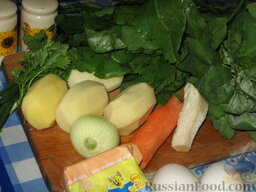 Зеленые щи со щавелем и шпинатом: Как приготовить зеленые щи:    Мясо для бульона хорошо вымоем, зальем водой и поставим вариться не небольшом огне, примерно на 30-40 минут. Добавим в бульон при варке перец горошком и лавровый лист.      Пока варится бульон, сварим яйца вкрутую и подготовим овощи и зелень. Сперва овощи хорошо вымоем и очистим.
