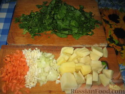 Зеленые щи со щавелем и шпинатом: Мелко нарежем лук, морковь, корень петрушки. Картофель нарежем небольшими кубиками. Порубим зелень и зеленый лук. Крупно нарежем половину щавеля.
