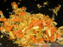 Зеленые щи со щавелем и шпинатом: На сливочном масле обжариваем лук, морковь и петрушку.    В готовый бульон кладем картофель и варим 10 минут.   Затем добавляем обжаренные овощи и варим еще 5-7 минут.   Добавляем пюре из щавеля и шпината, и нарезанные листья щавеля. Варим 5 минут.   Солим и перчим по вкусу. Добавляем в суп зелень и зеленый лук. Накрываем крышкой, выключаем огонь, оставляем зеленые щи на несколько минут.