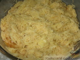 Сосиски в капустных листьях: Картофель натрем на мелкой терке, выложим в дуршлаг, чтобы стекла лишняя жидкость, потом посолим и поперчим. Можно добавить 1 яйцо.