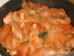 Куриная грудка с чесночными стрелками: Ставим на плиту две сковороды.  Наливаем в одну растительное масло, выкладываем грудку куриную и жарим, переворачивая кусочки.