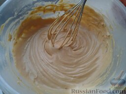 Безе с шоколадом и кремом: Приготовить крем для безе. Взбить сливочное масло с вареной сгущенкой до однородной массы.