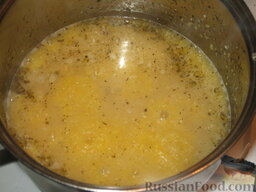 Шампиньоны, фаршированные полентой: Вскипятим 500 мл воды с маслом и 0,5 чайной ложки соли. Постепенно, помешивая, всыплем кукурузную крупу. Будем варить 15 минут на маленьком огне. Не забываем мешать. За 5 минут до готовности добавим тертый сыр и базилик.