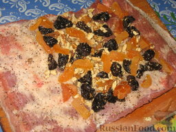 Праздничный мясной рулет: Выкладываем сухофрукты с орехами на грудинку.