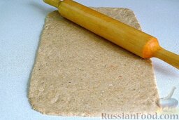 Овсяные палочки с сыром: На присыпанной мукой поверхности раскатать тесто в прямоугольник толщиной 4 мм.