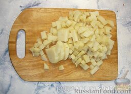 Окрошка по-домашнему с колбасой: Отварной картофель нарезать небольшими кубиками.