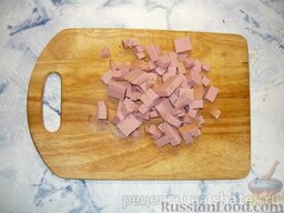 Окрошка по-домашнему с колбасой: Вареную колбасу нарезать кубиками.