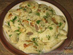 Картофельные вареники с куриной печенью: Заправляем картофельные вареники луком, обжаренным на масле, посыпаем зеленью и перцем.  Приятного аппетита!