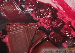 Шоколадно-вишневое варенье: Снять кастрюлю с огня и добавить поломанный на кусочки шоколад.
