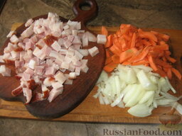 Кулеш с зайчатиной: Порежем кубиками грудинку (сало). Порежем морковь и лук.