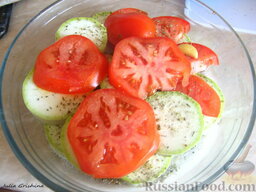 Овощи а-ля рататуй: Кабачки и помидоры порезать кружочками, выложить слоями, каждый слой присолить и приправить. Поставить в микроволновую печь на 5-7 минут.