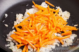 Борщ боярский в горшочках: Лук с морковкой нарезаем и обжариваем до золотистого цвета. В конце жарки добавим муку.