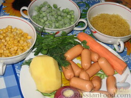 Пестрый суп: Как приготовить суп с кукурузой и сосисками:  Помоем и очистим овощи.